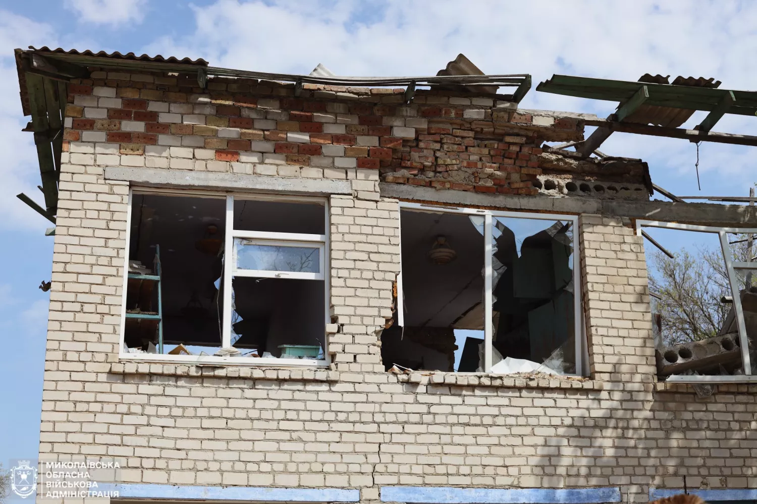 На Миколаївщини демонтують зруйновану від обстрілів школу. Фото: Миколаївська ОДА