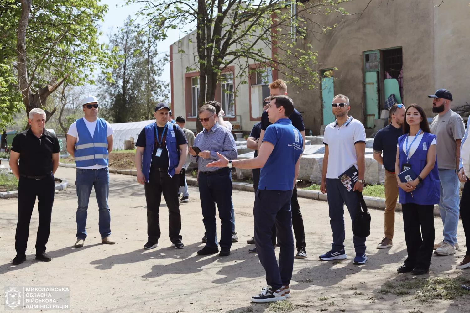 На Миколаївщини демонтують зруйновану від обстрілів школу. Фото: Миколаївська ОДА