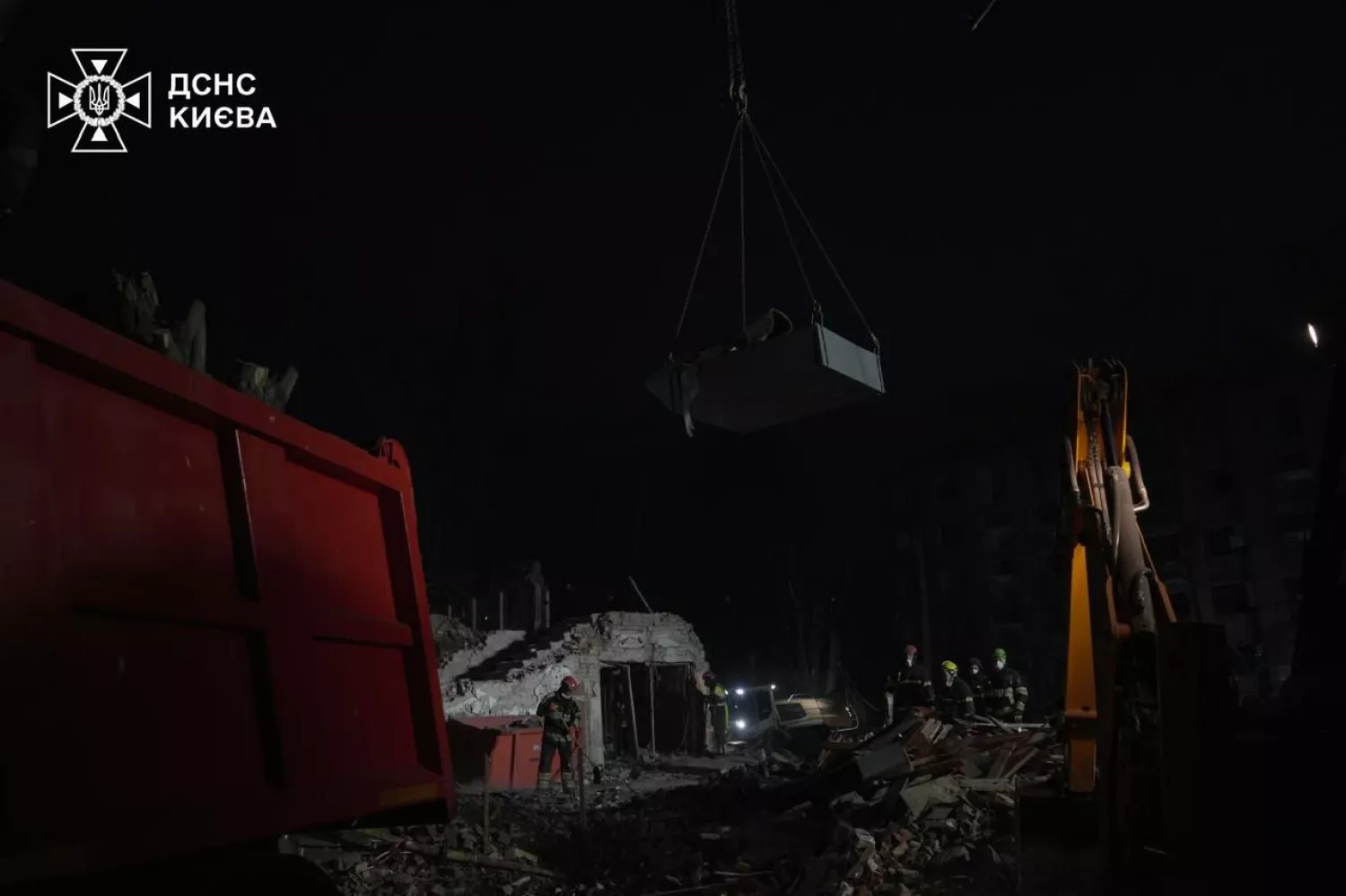 Рятувальники розбирають завали у Києві. Фото: ДСНС