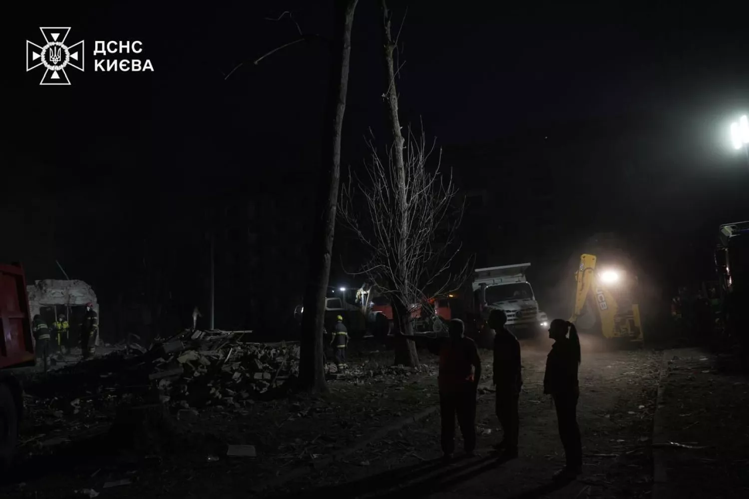 Рятувальники розбирають завали у Києві. Фото: ДСНС