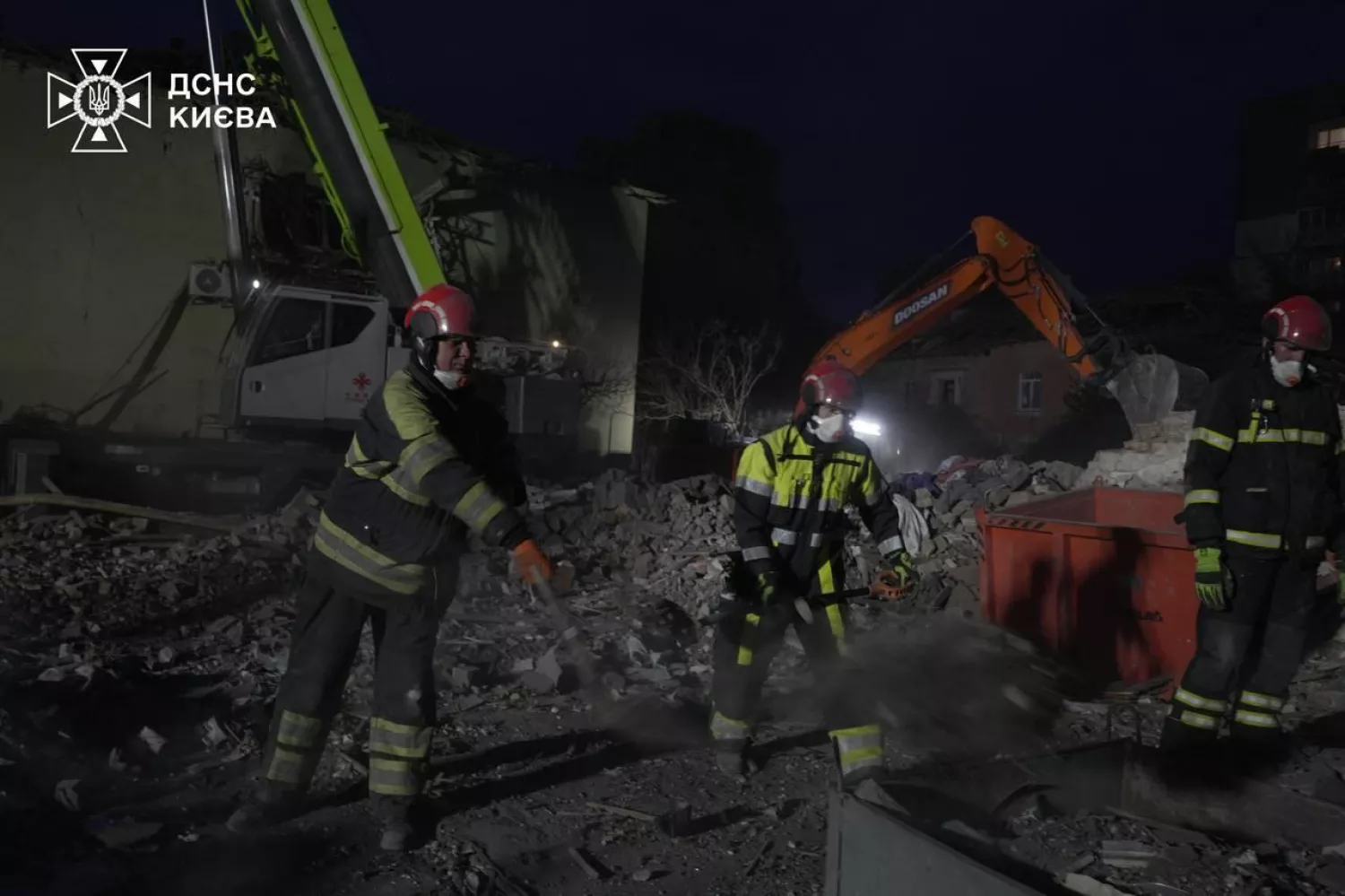 Рятувальники розбирають завали у Києві. Фото: ДСНС