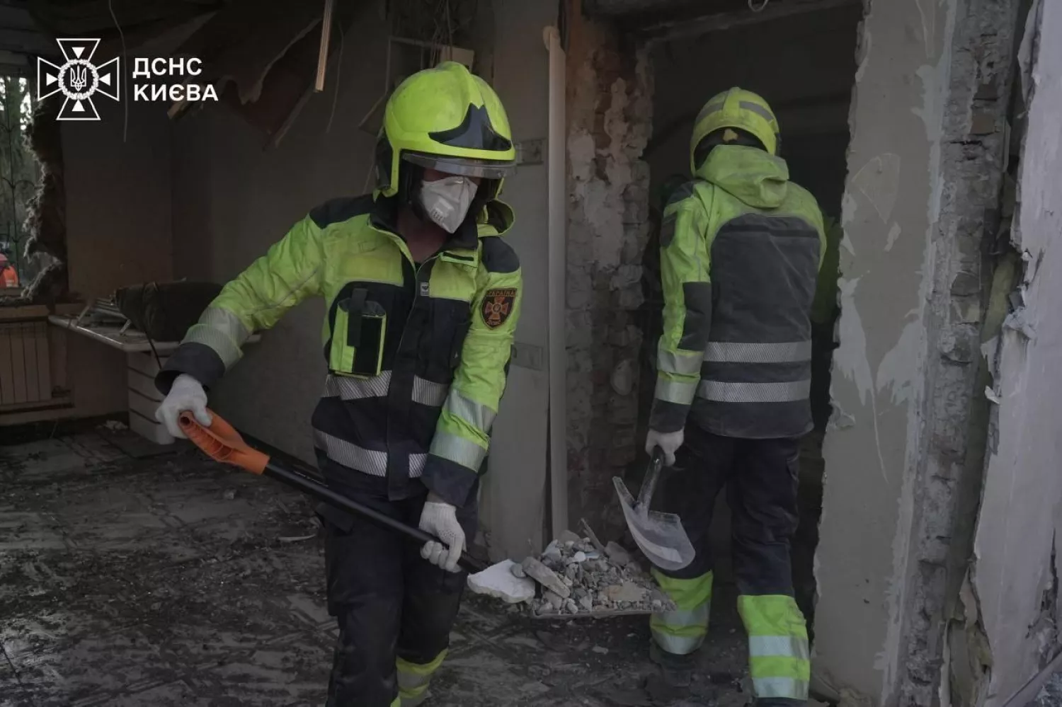 Рятувальники розбирають завали у Києві. Фото: ДСНС