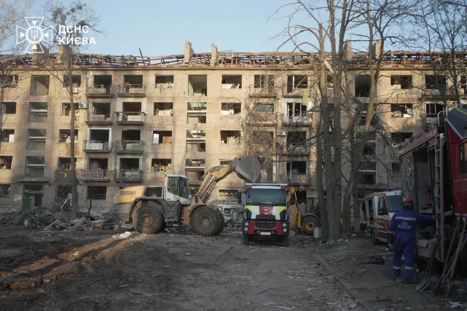 Рятувальники розбирають завали у Києві. Фото: ДСНС