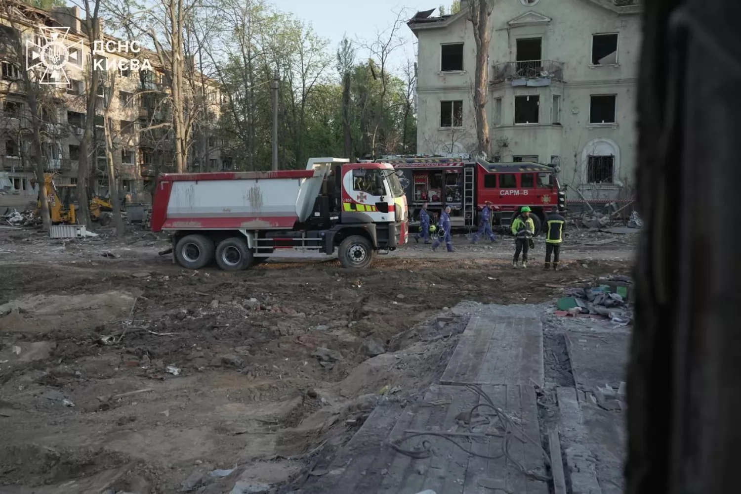 Рятувальники розбирають завали у Києві. Фото: ДСНС