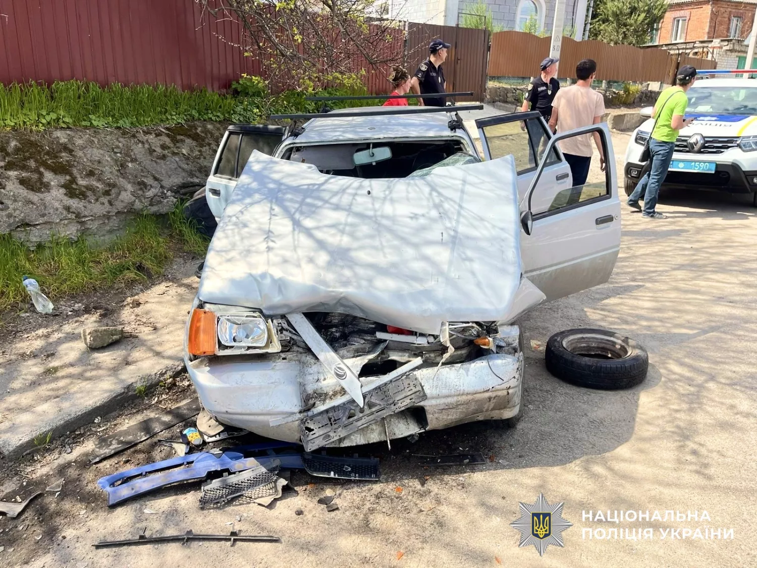 У Первомайську легковик вʼїхав у припаркований мікроавтобус. Фото: Нацполіція
