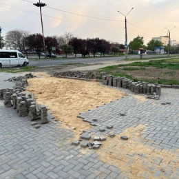 Фахівці демонтували просівшу біля Миколаївського залізничного вокзалу плитку. Фото: «НикВести»