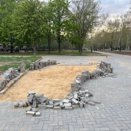 Фахівці демонтували просівшу біля Миколаївського залізничного вокзалу плитку. Фото: «НикВести»