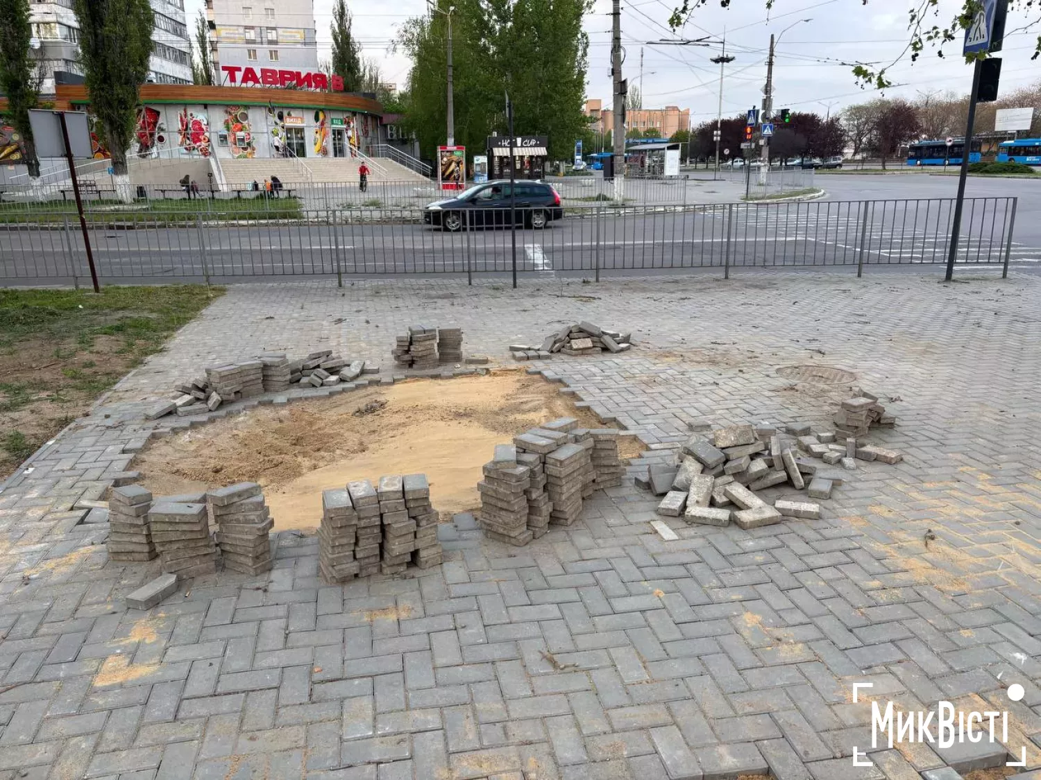 Фахівці демонтували просівшу біля Миколаївського залізничного вокзалу плитку. Фото: «НикВести»
