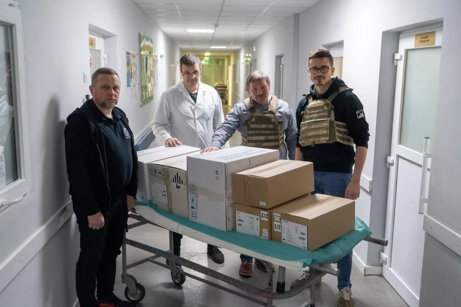 Чеські партнери відвідали Херсонщину та передали медобладнання. Фото: Херсонська ОВА