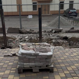 У дитячому містечку «Казка» відновлюють тротуарну плитку. Фото: «МикВісті»