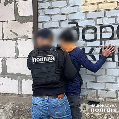Затримання іноземця, якого підозрюють у вербуванні жінок для проституції. Фото: Нацполіція