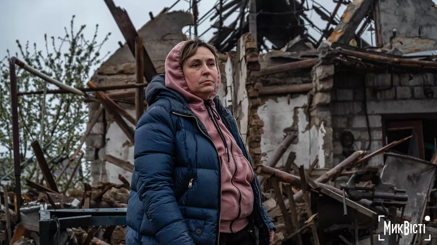 Жителька Марина біля свого зруйнованого будинку в Миколаєві. Фото: МикВісті