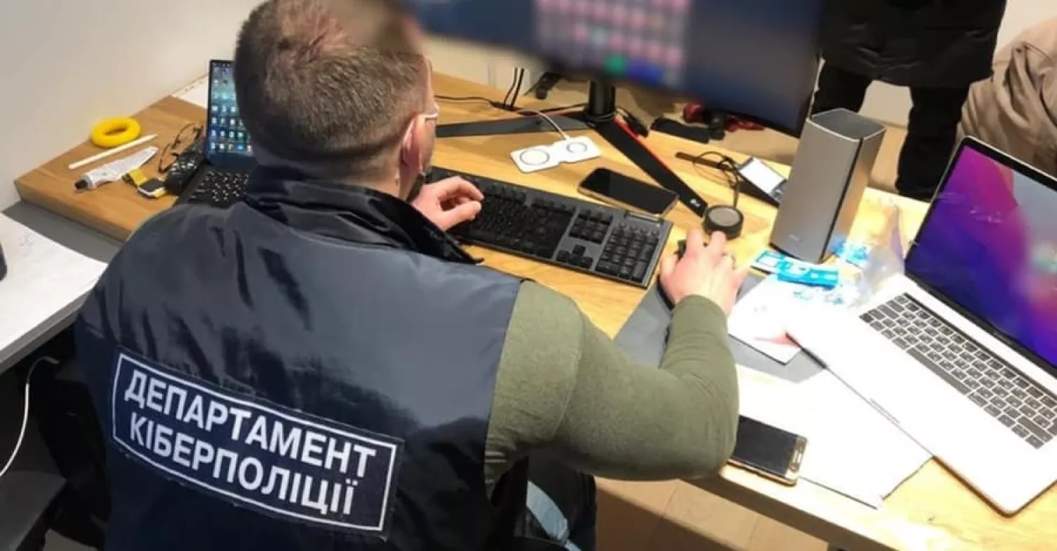 У Первомайську підліток перерахувала гроші матері аферистам. Фото: Департамент Кіберполіції, для ілюстрації