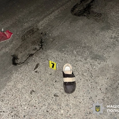 Місце, де автівка наїхала на жінку. Фото: Нацполіція