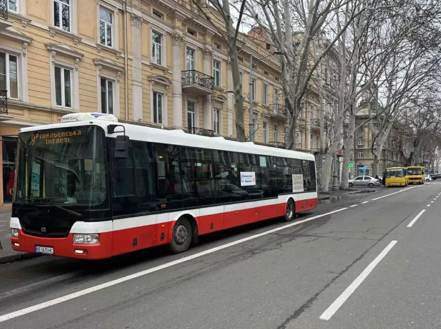 Пасажирські автобуси з Миколаєва курсують Одесою. Фото: Миколаївпастранс