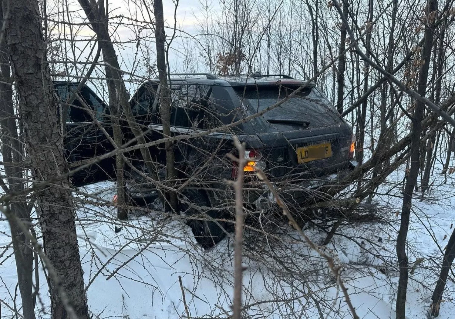 Водій Range Rover намагався прорвати кордон з Румунією і збив прикордонника. Фото: Держприкордонслужба