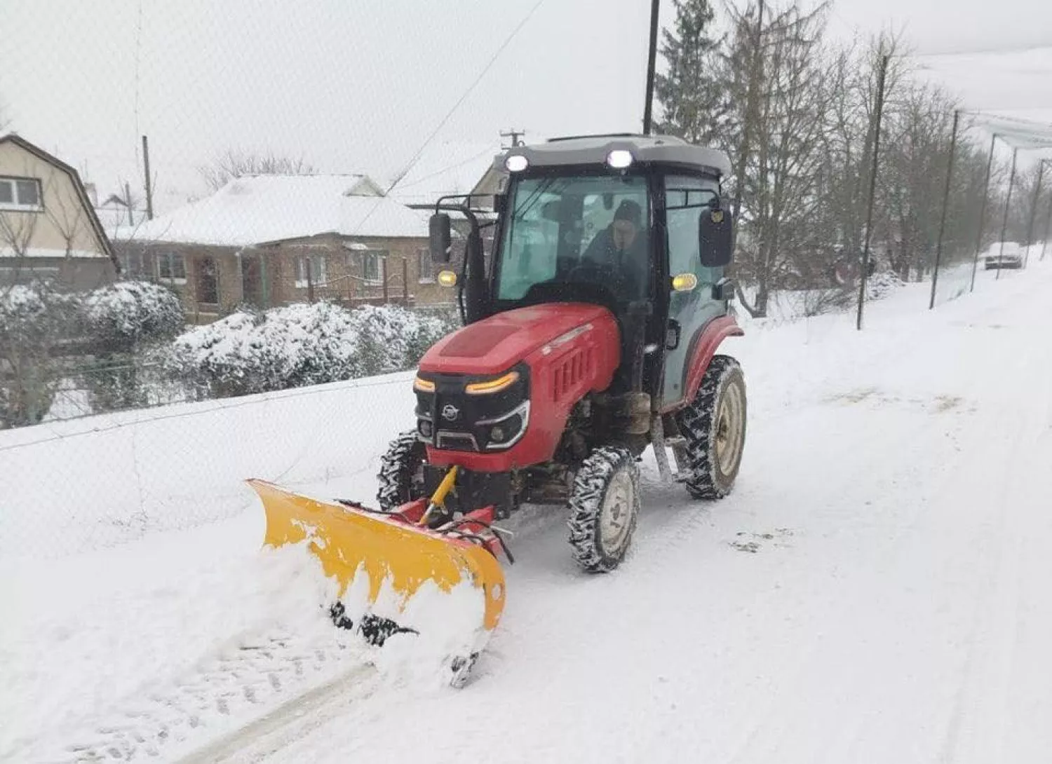 Після негоди на Херсонщині працює понад 80 одиниць спецтехніки. Фото: ОВА