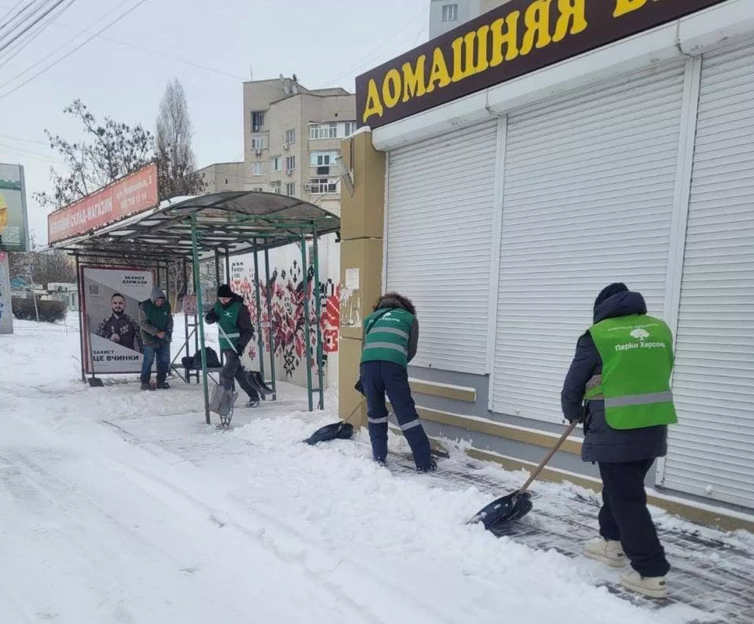 Після негоди на Херсонщині працює понад 80 одиниць спецтехніки. Фото: ОВА