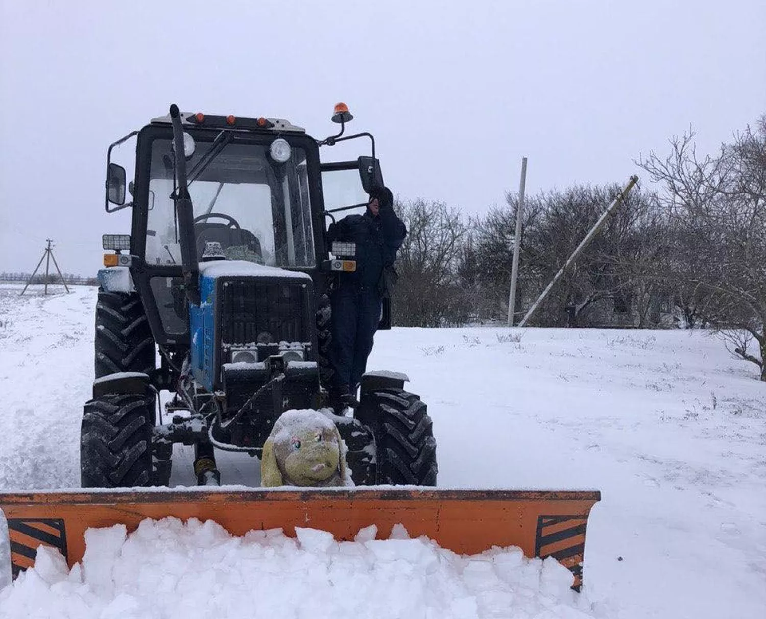 Після негоди на Херсонщині працює понад 80 одиниць спецтехніки. Фото: ОВА