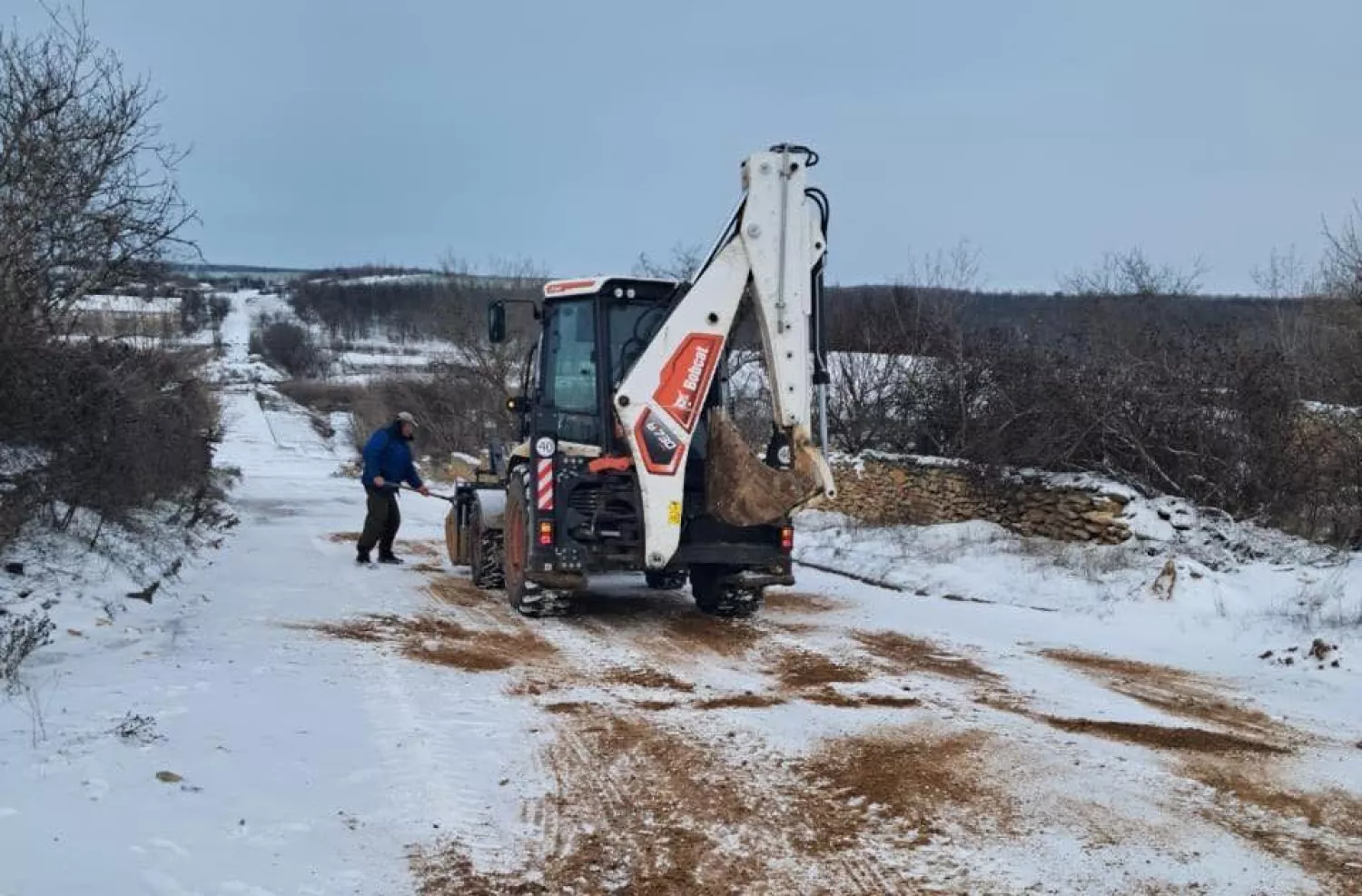 Після негоди на Херсонщині працює понад 80 одиниць спецтехніки. Фото: ОВА