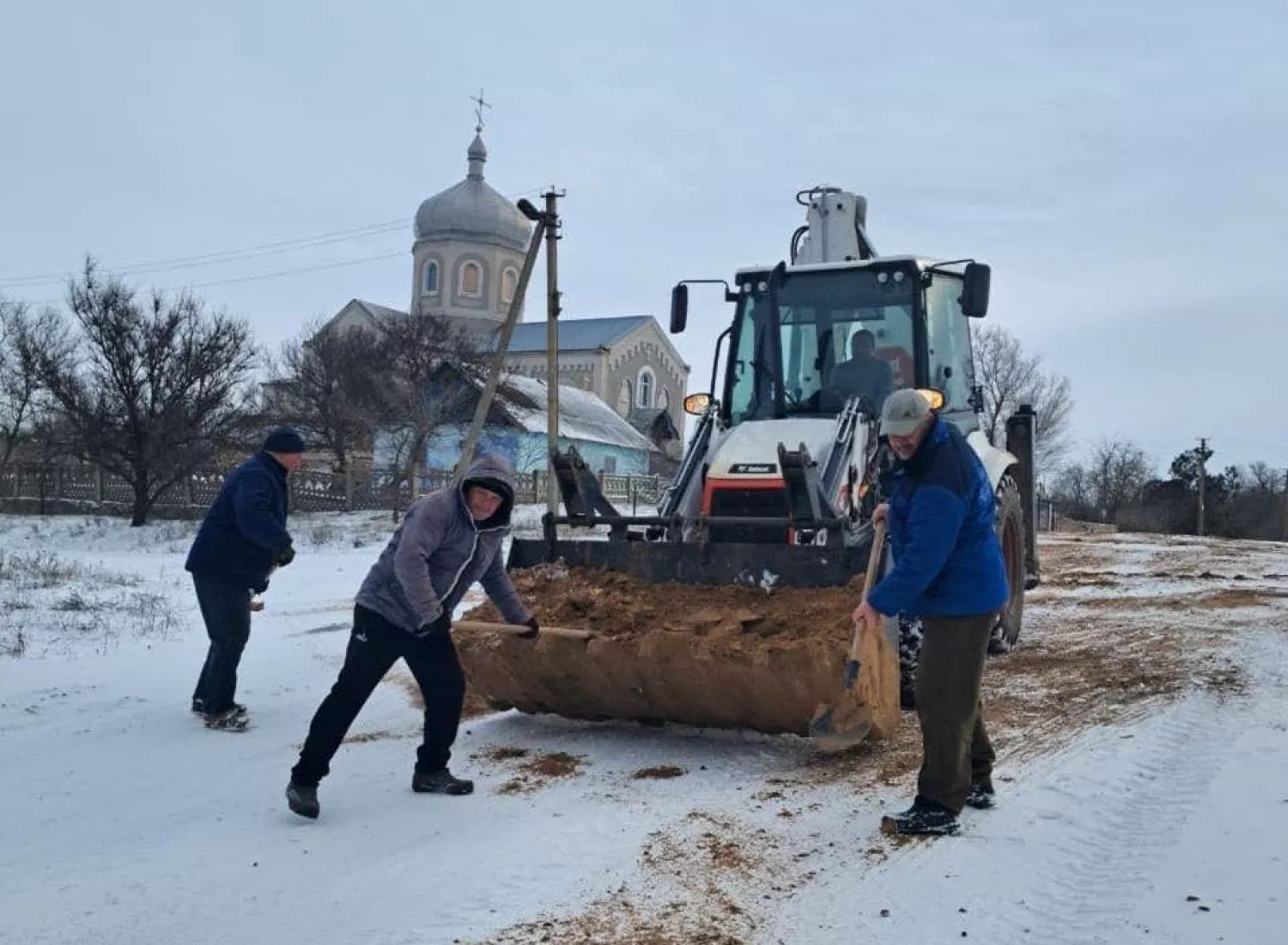 Після негоди на Херсонщині працює понад 80 одиниць спецтехніки. Фото: ОВА
