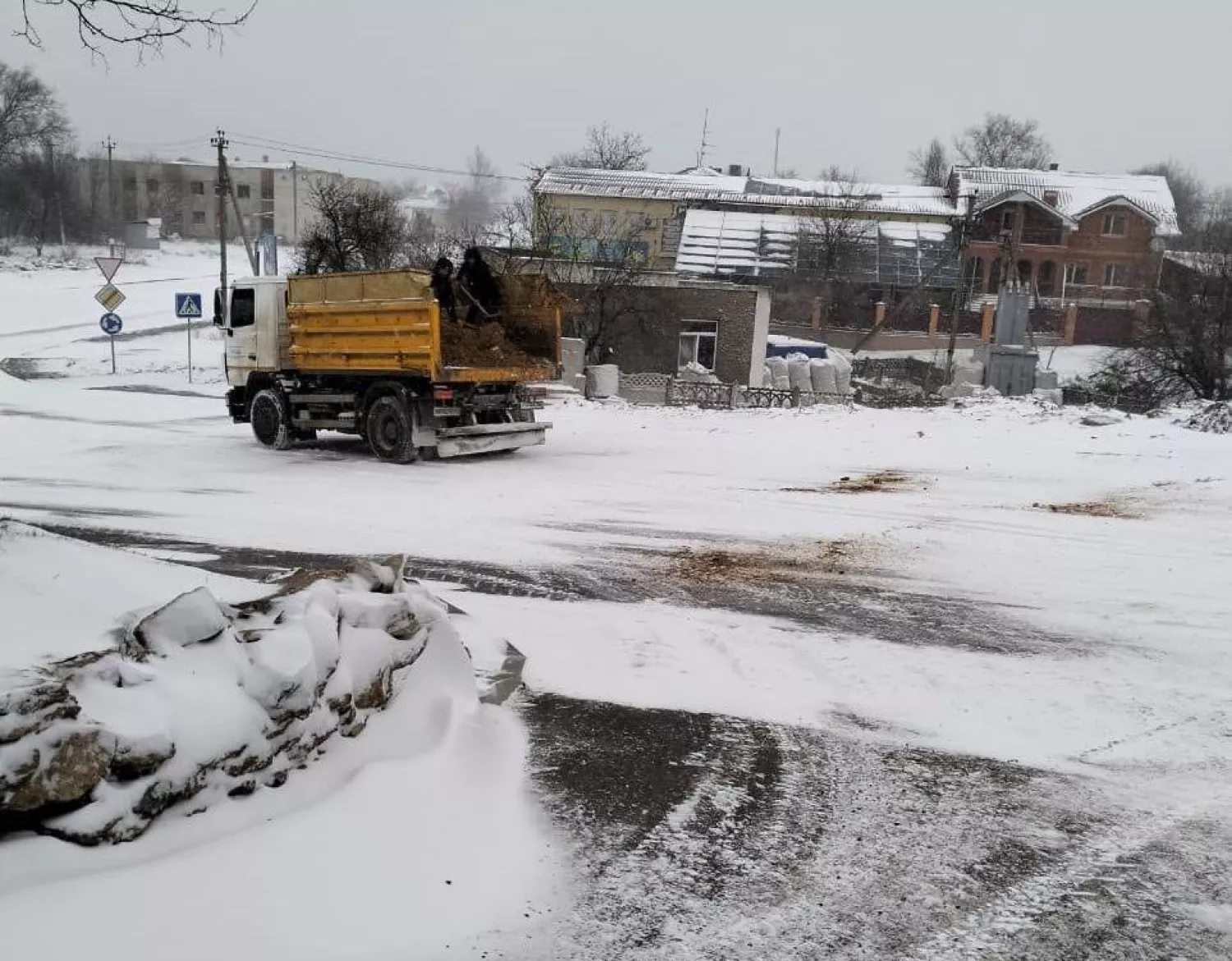 Після негоди на Херсонщині працює понад 80 одиниць спецтехніки. Фото: ОВА