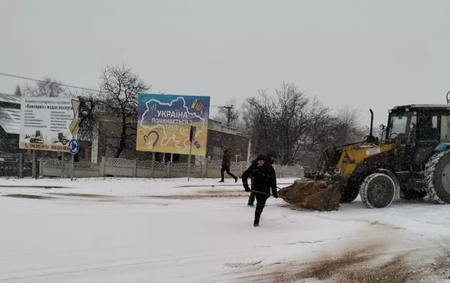 Після негоди на Херсонщині працює понад 80 одиниць спецтехніки. Фото: ОВА