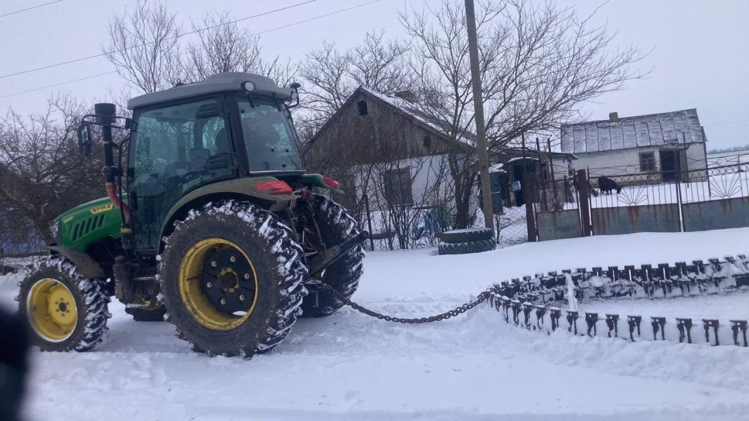 Після негоди на Херсонщині працює понад 80 одиниць спецтехніки. Фото: ОВА