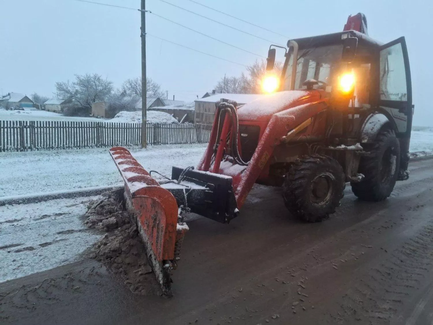 Після негоди на Херсонщині працює понад 80 одиниць спецтехніки. Фото: ОВА
