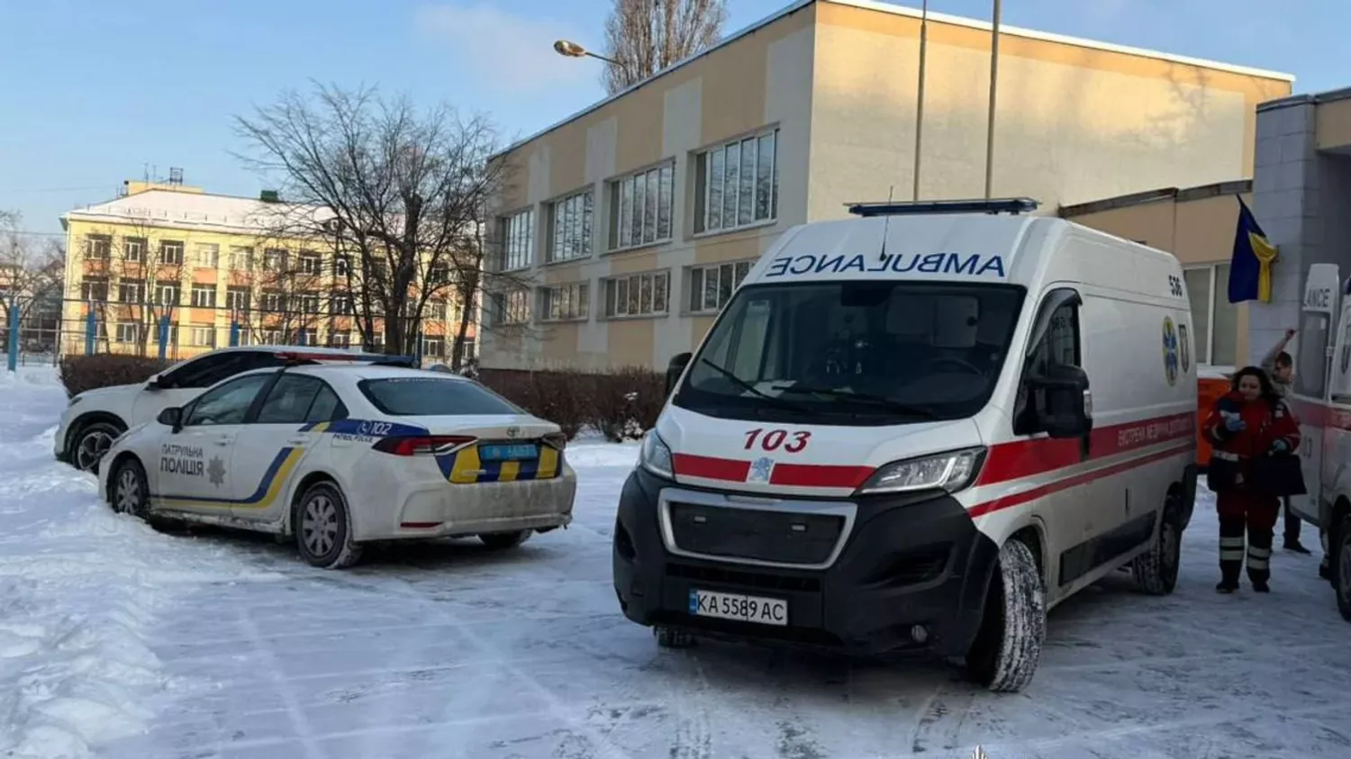 Правоохоронці й медики біля школи, де стався напад. Фото: Нацполіція
