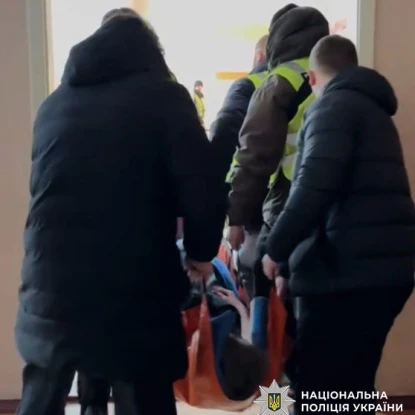 Шпиталізація одного з поранених. Фото: Нацполіція