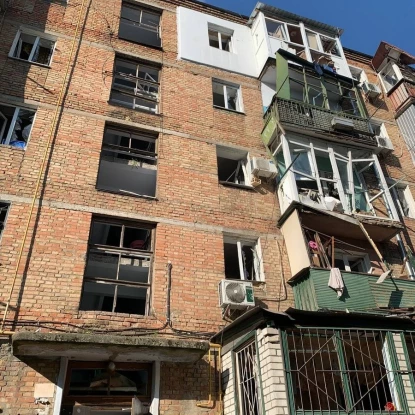 Пошкоджені будинко по вулиці Євгенія Логінова (Крилова) під час удару у чепвні 2022 року. Архівні фото НикВести