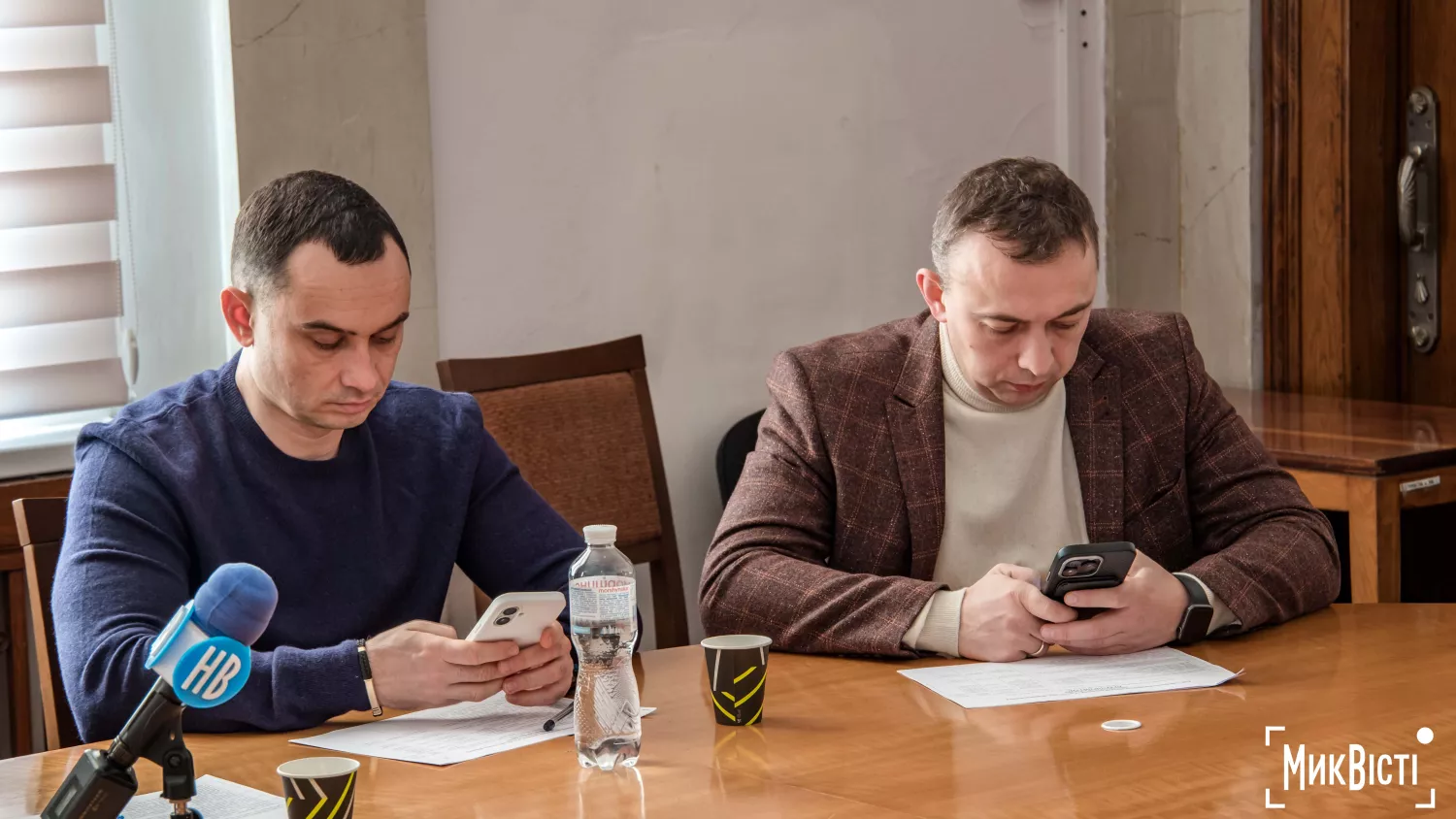 Радник міського голови Іван Сміренський та керуючий справами виконкому Андрій Волков. Фото: НикВести