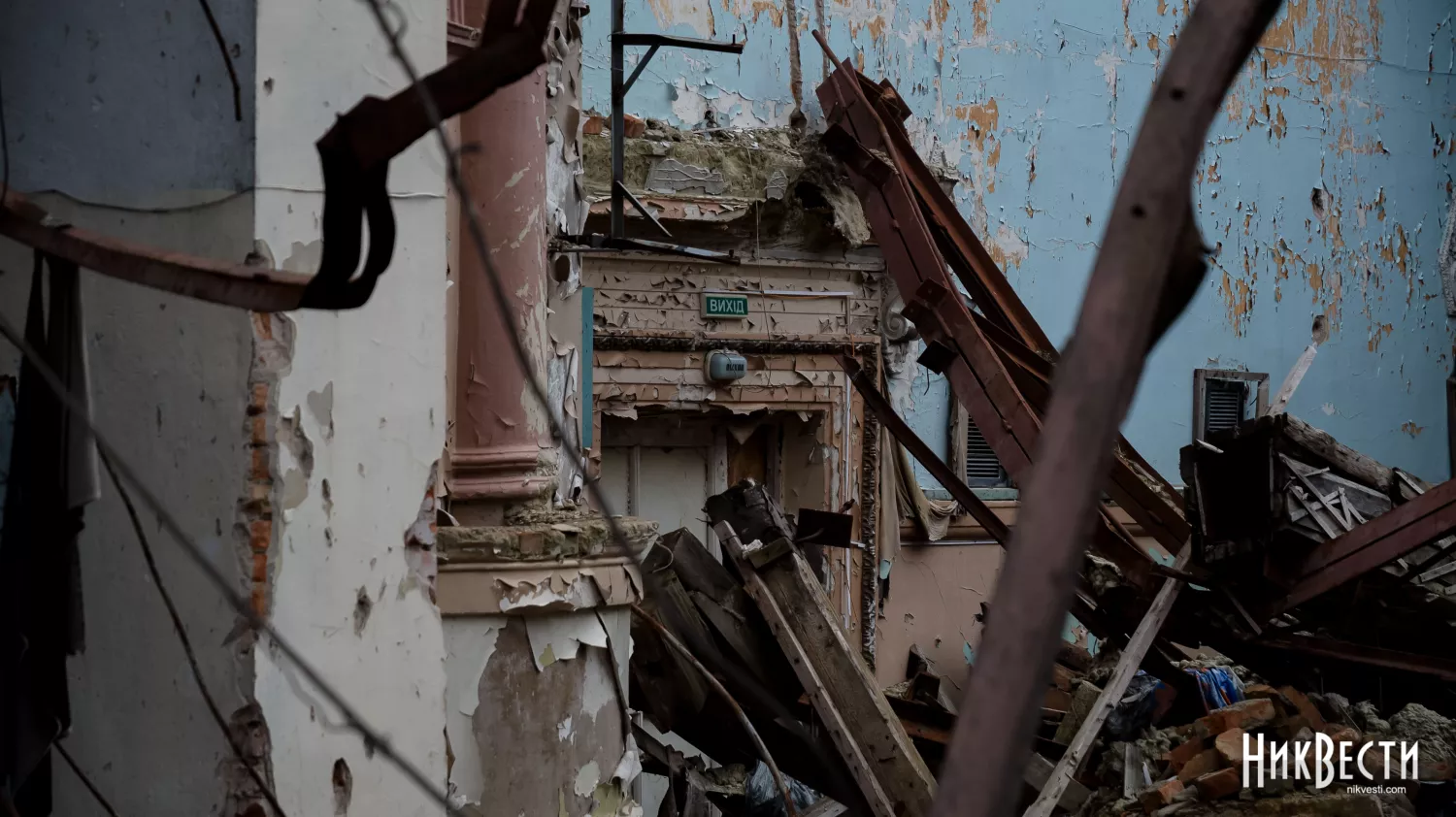 Зруйновану частину палацу знесуть до кінця січня. Фото: МикВісті