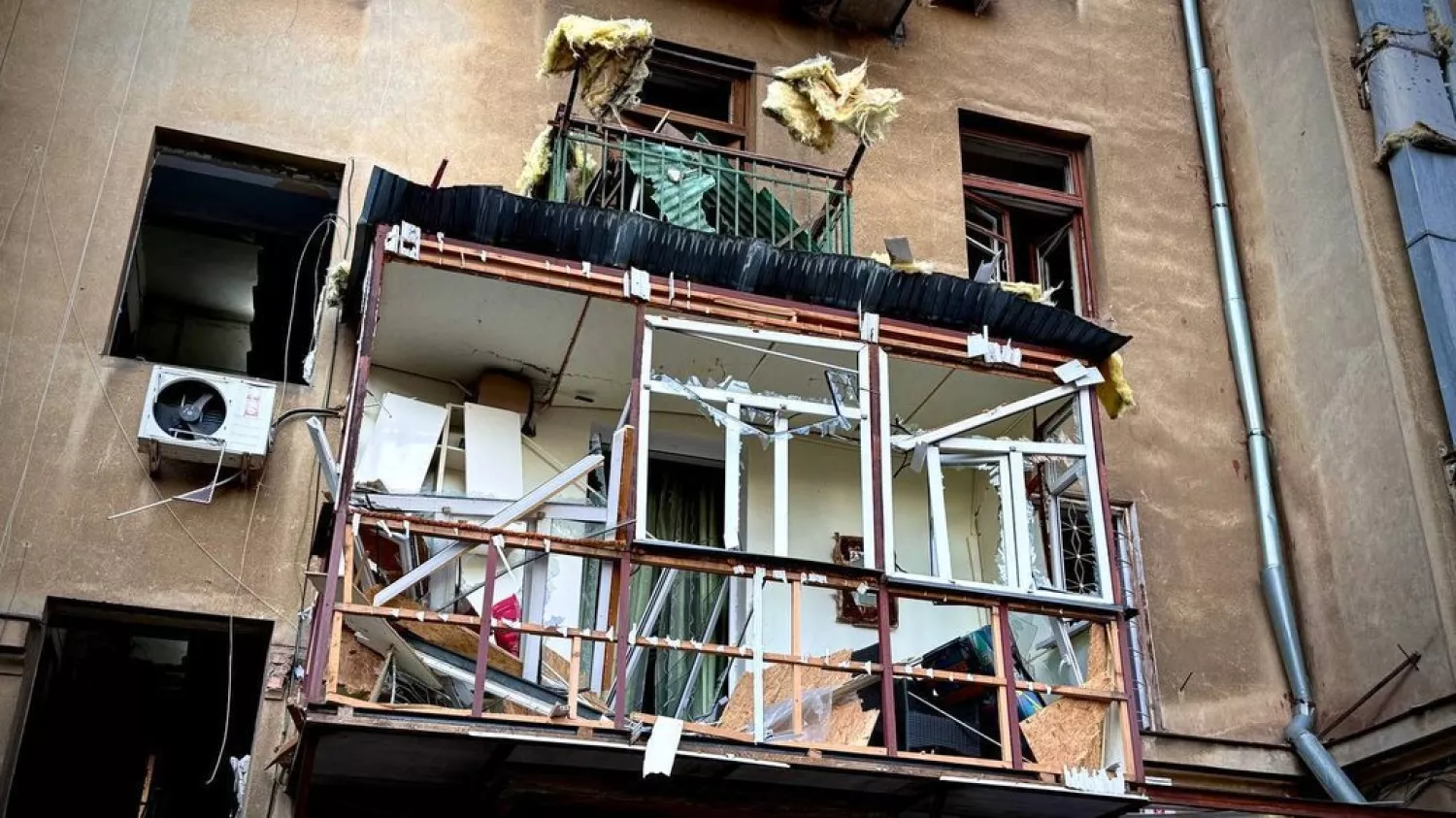 Пошкоджений унаслідок російської атаки балкон в Одесі. Фото: Одеська міськрада