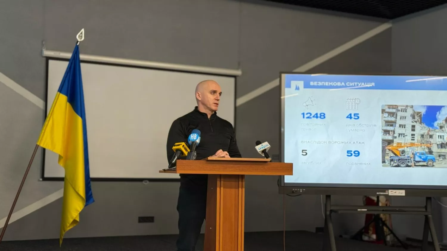 Олександр Сєнкевич під час звіту за діяльність у 2025 році. Фото: НикВести