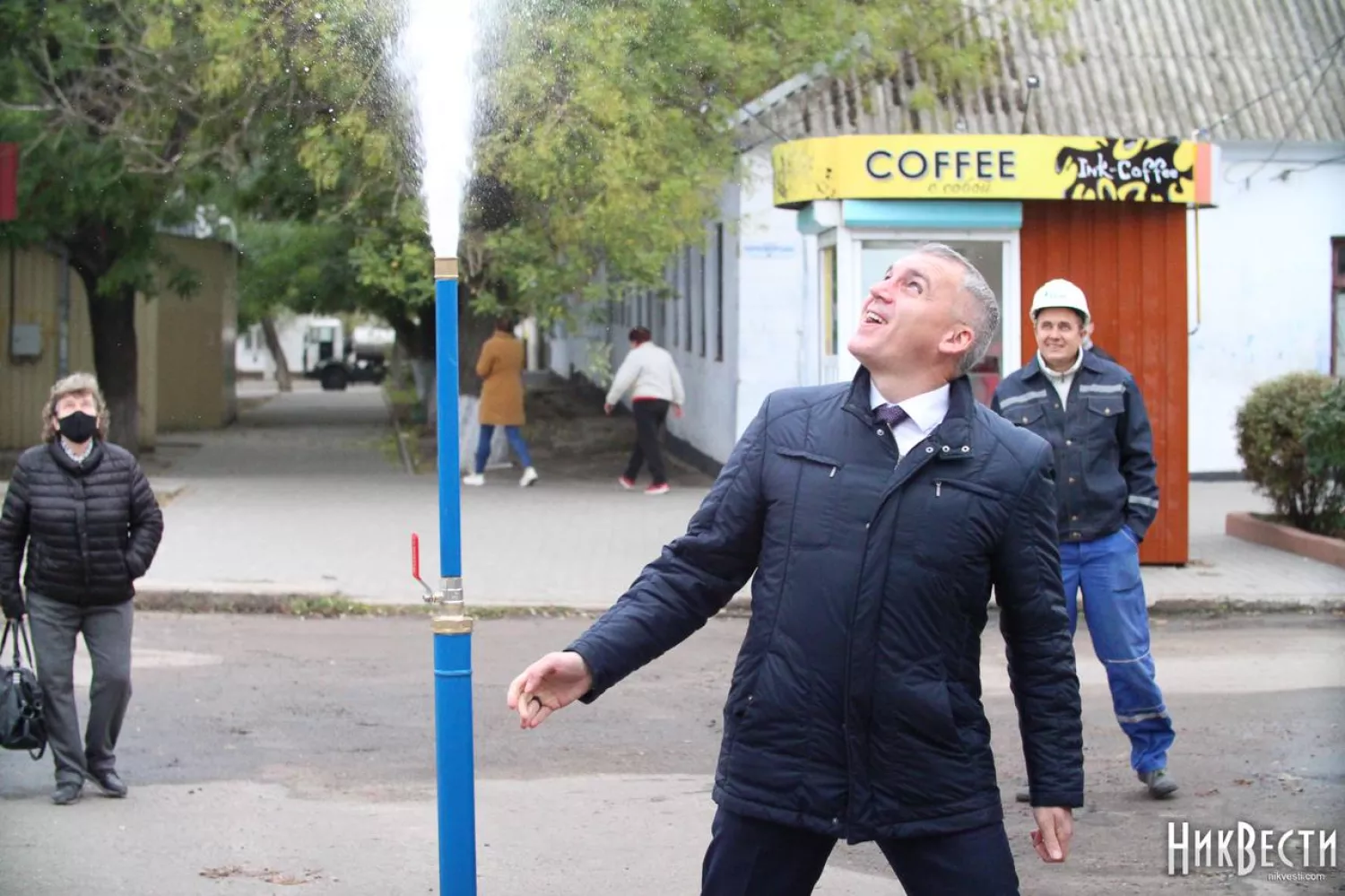 Олександр Сєнкевич під час запуску дюкера у Варварівку у 2020 році. Архівне фото: МикВісті