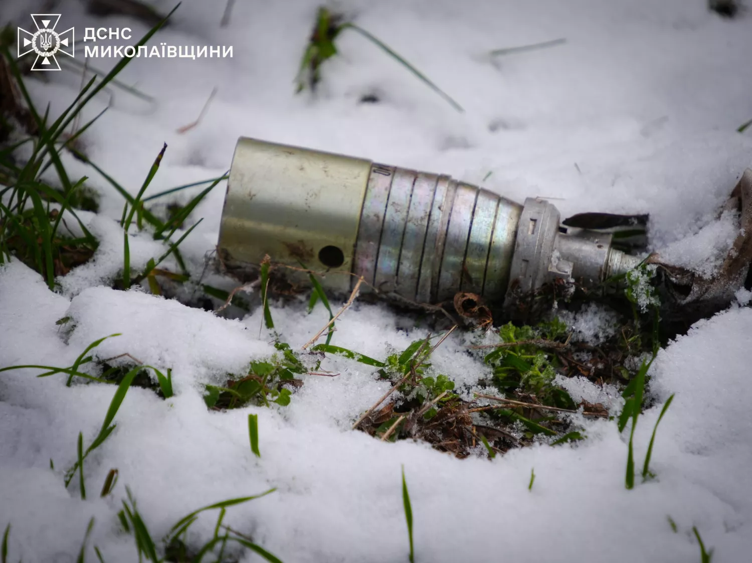 У Миколаєві на кладовищі знешкодили нерозірваний касетний боєприпас. Фото: ДСНС Миколаївщини