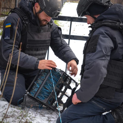 У Миколаєві на кладовищі знешкодили нерозірваний касетний боєприпас. Фото: ДСНС Миколаївщини