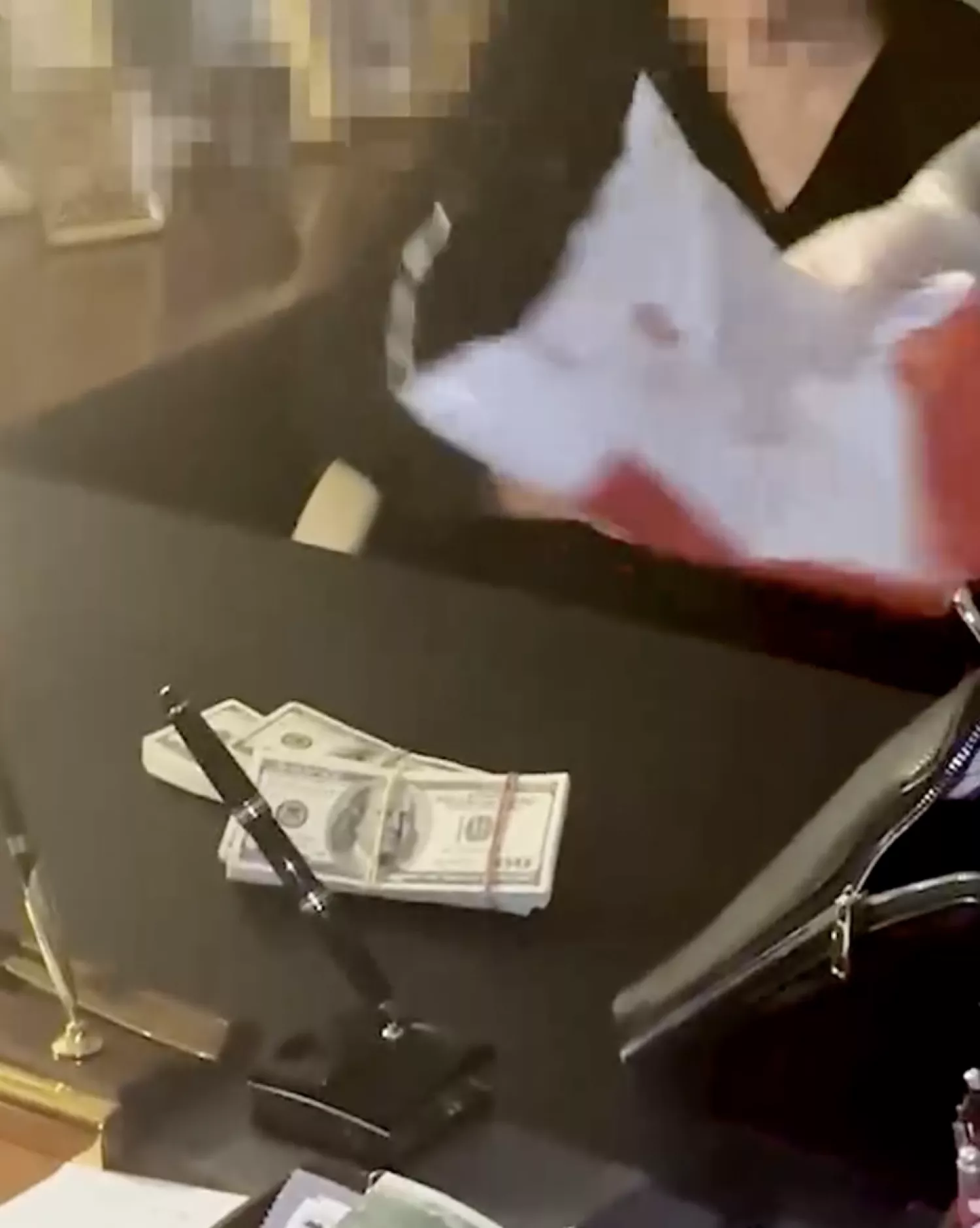 Гроші, які знайшли правоохоронці у кабінеті Тимошенко. Скриншот з відео НАБУ