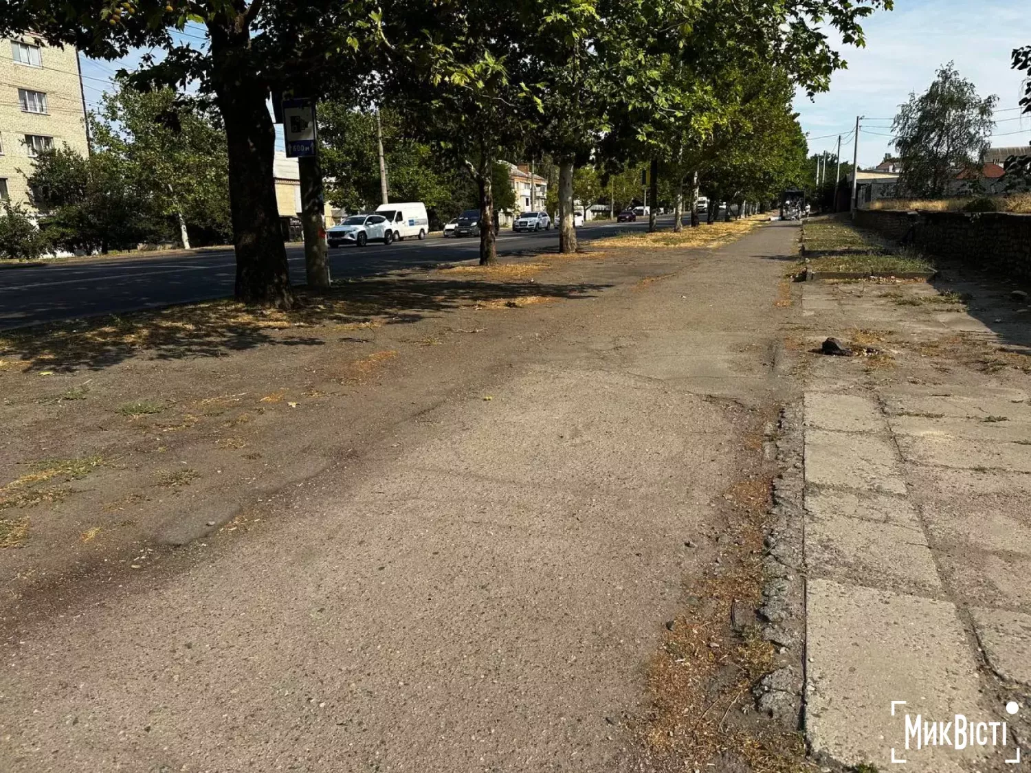 Частина тротуару в Соляних яку вирішили замінити плиткою за 16 мільйонів гривень, фото НикВести