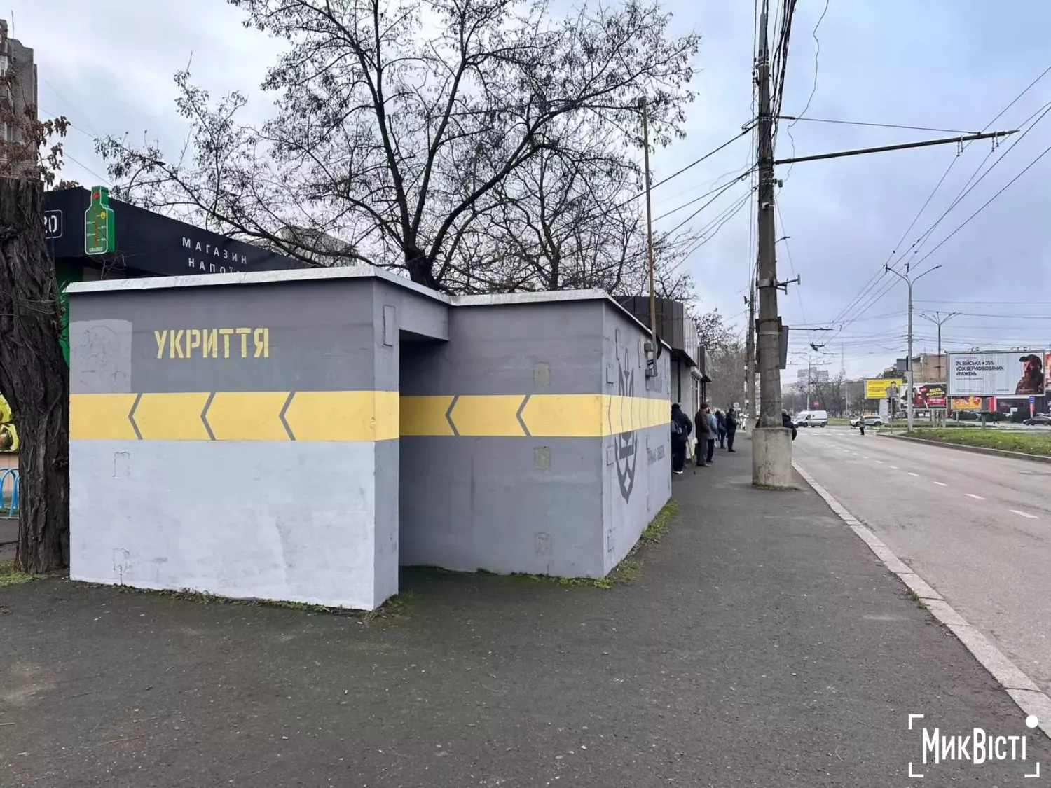 У Миколаєві двоє чоловіків напідпитку розтрощили укриття: їх затримала поліція. Ілюстративне фото: МикВісті