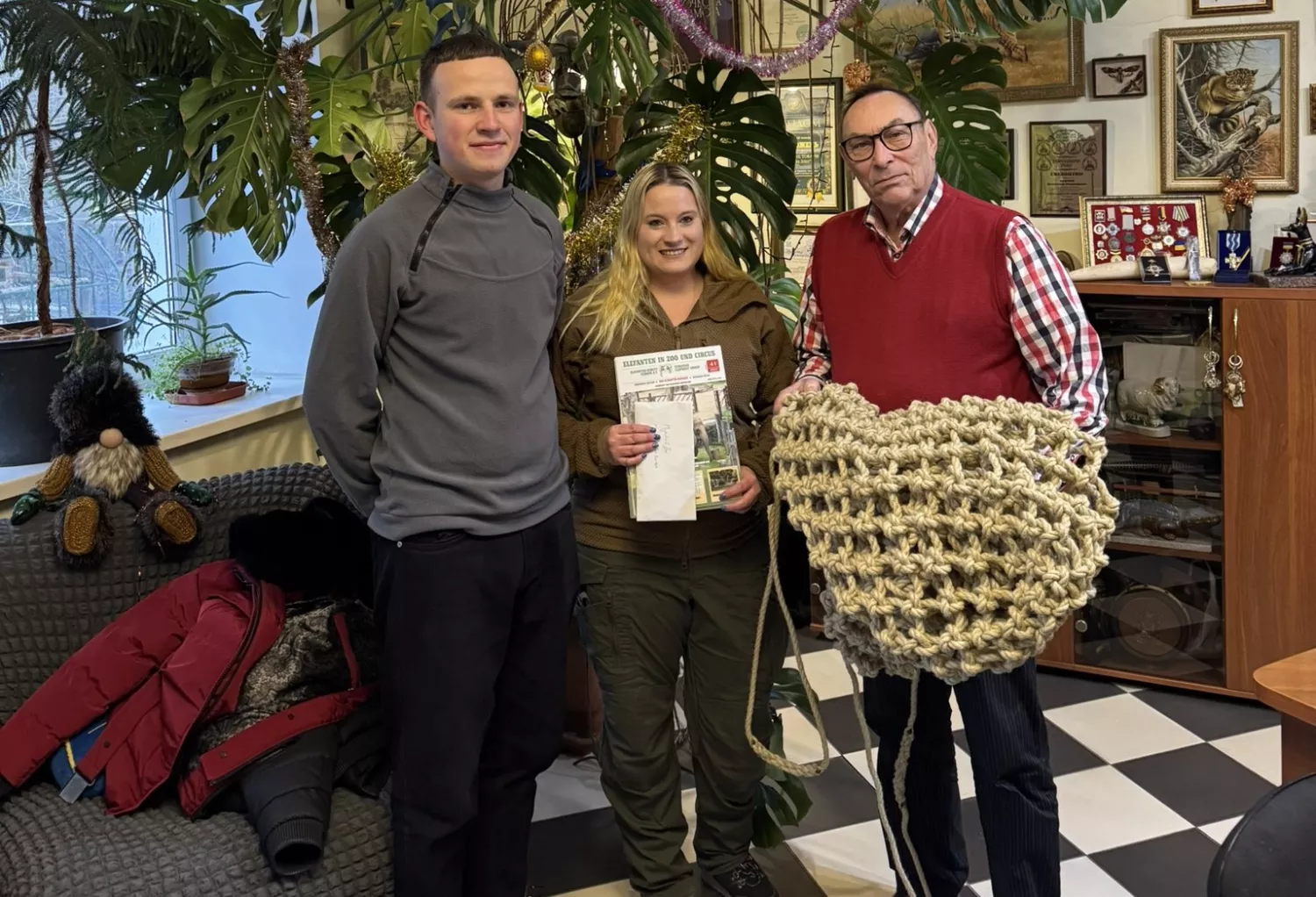 Миколаївський зоопарк відвідала науковиця з Німеччини та привезла подарунки для слонів. Фото: Миколаївський зоопарк