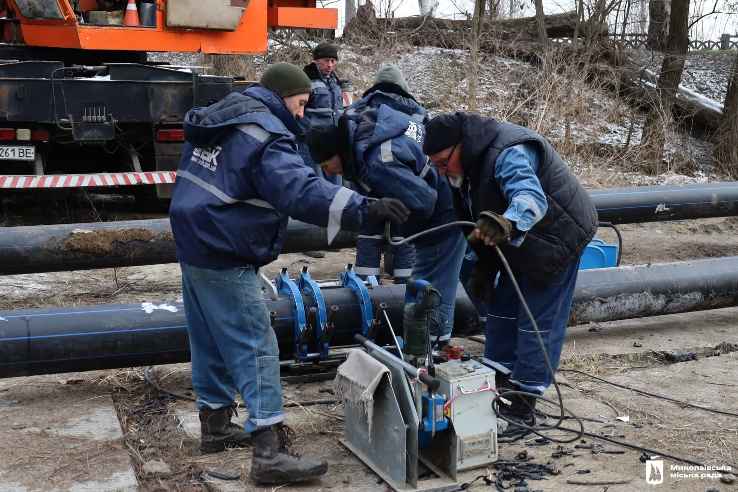 Працівники компанії «ВіК-Технології» разом з водоканалом ліквідовують аварію на дюкері в Соляних. Фото: міськрада