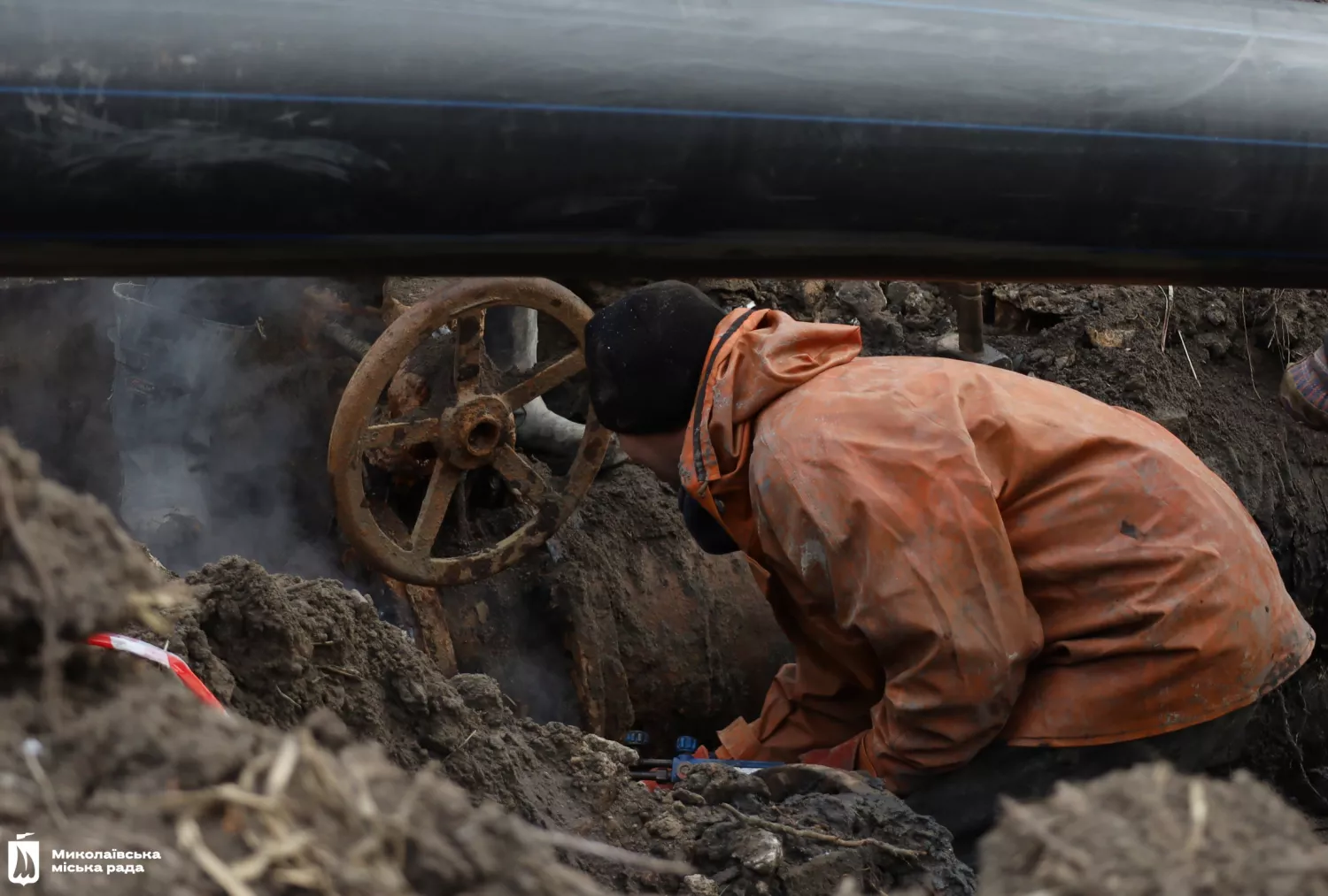Працівники компанії «ВіК-Технології» разом з водоканалом ліквідовують аварію на дюкері в Соляних. Фото: міськрада