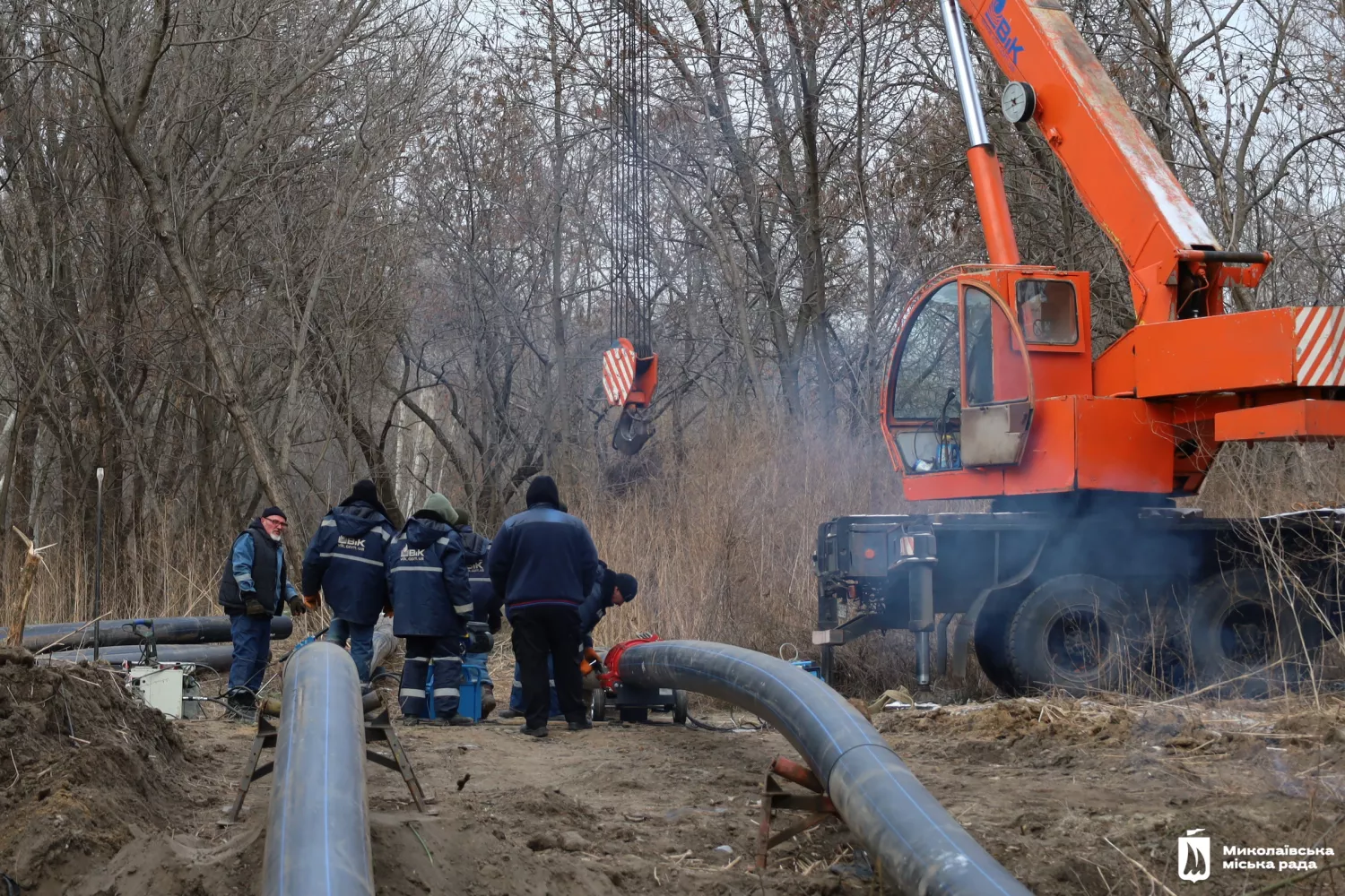 Працівники компанії «ВіК-Технології» разом з водоканалом ліквідовують аварію на дюкері в Соляних. Фото: міськрада
