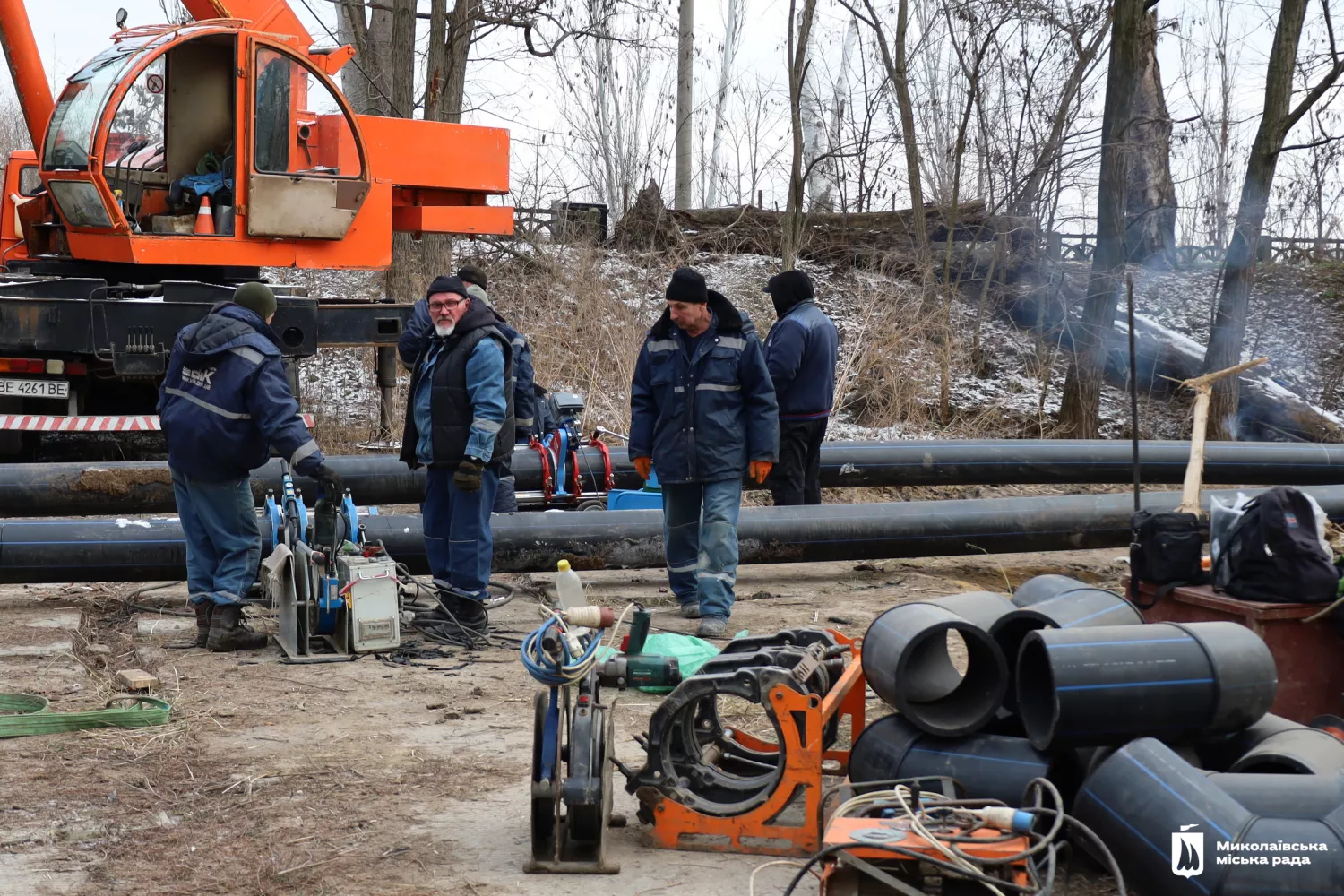 Працівники компанії «ВіК-Технології» разом з водоканалом ліквідовують аварію на дюкері в Соляних. Фото: міськрада