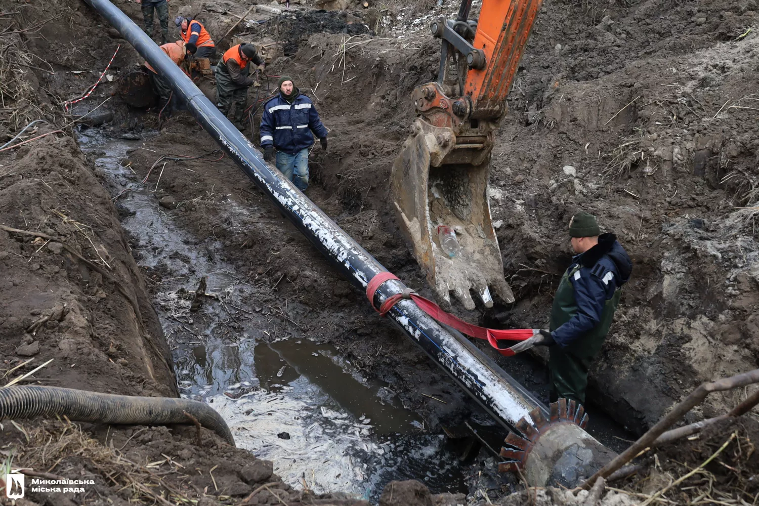 Працівники компанії «ВіК-Технології» разом з водоканалом ліквідовують аварію на дюкері в Соляних. Фото: міськрада
