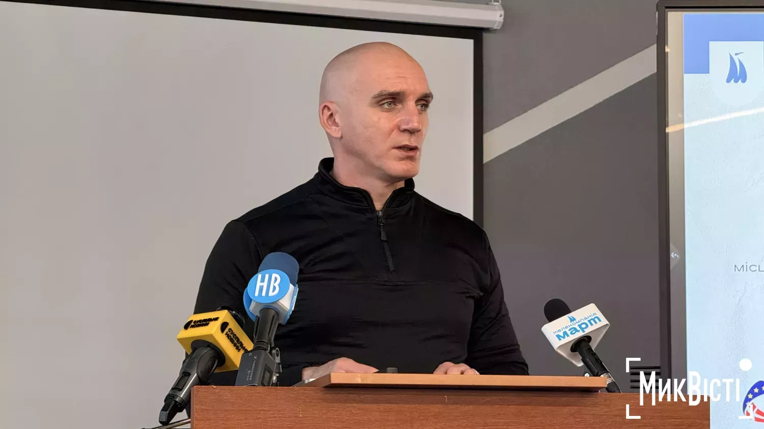 Олександр Сєнкевич під час звіту за діяльність у 2025 році. Фото: НикВести