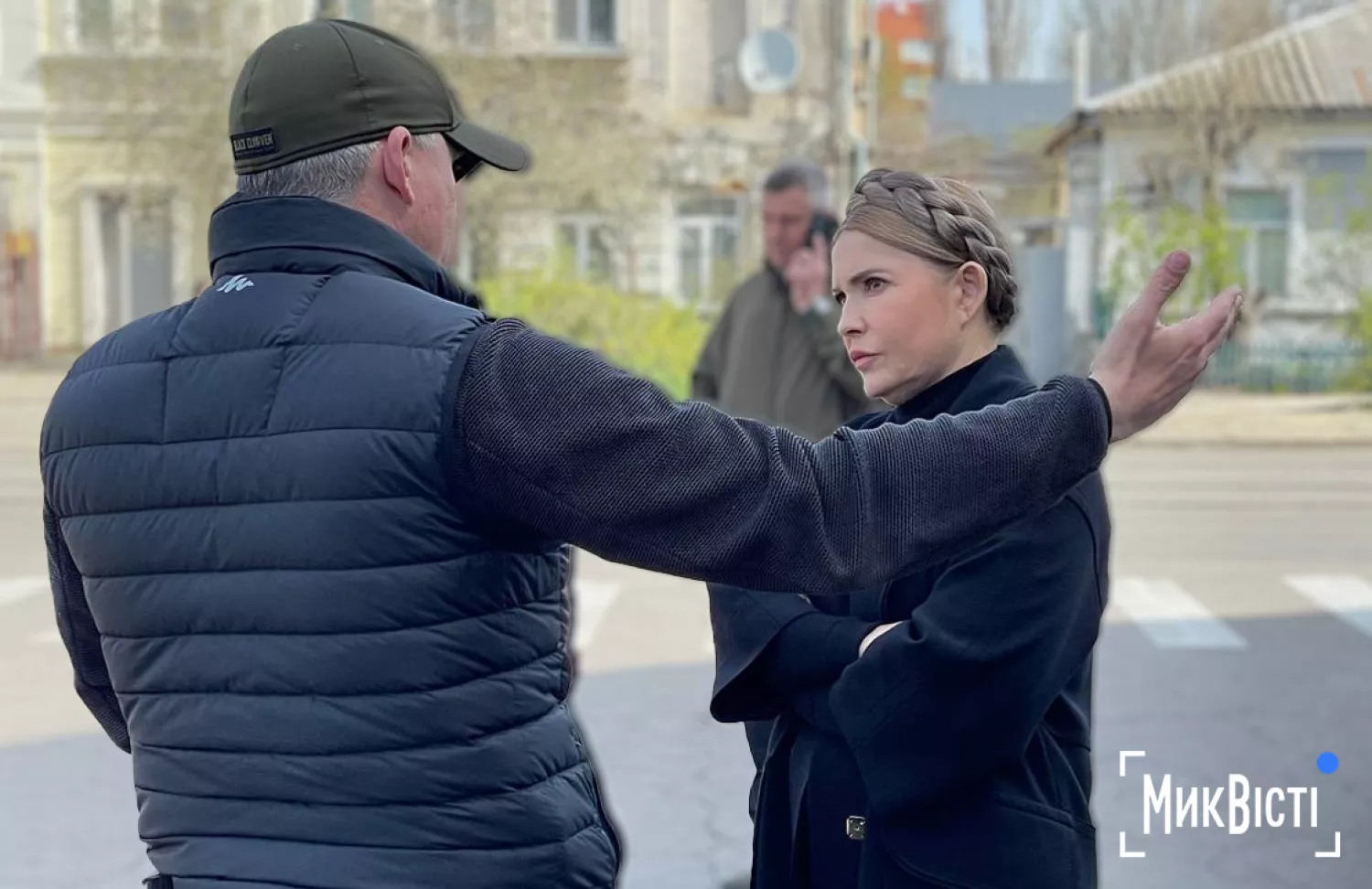 Олександр Сєнкевич спілкуєтсья з Юлією Тимошенко у Миколаєві, квітень 2022 року. Фото: архів НикВести